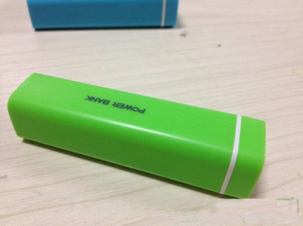 911576758_369137689 Lipstick-Size Power Bank in Eight Matte Colors