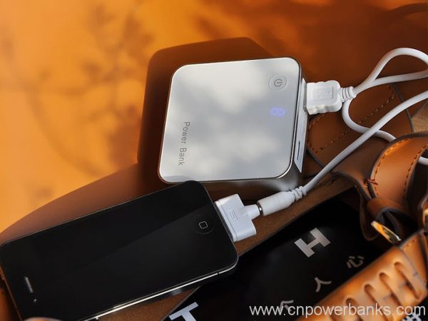 Cube 10000mah Power Bank with Digital Display for Cell phones 2 Cube Power Bank with Digital Display and 8 Tips