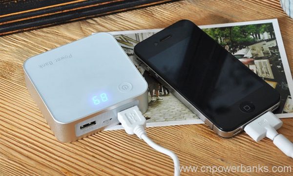 Cube 10000mah Power Bank with Digital Display for Cell phones 3 Cube Power Bank with Digital Display and 8 Tips